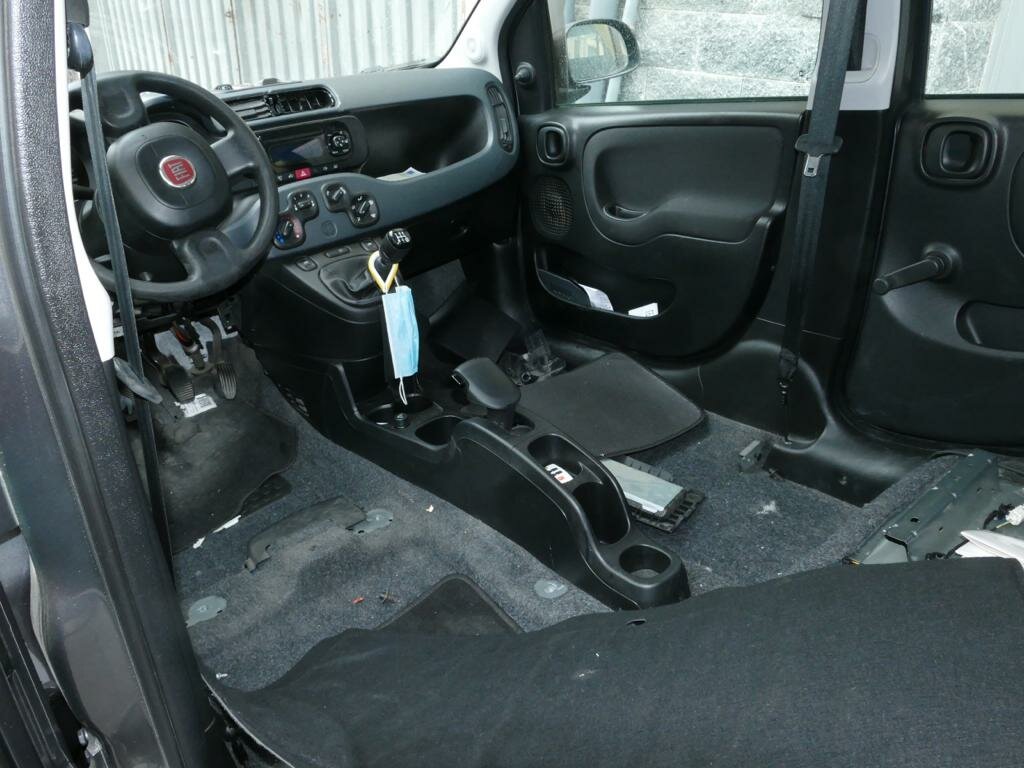 Auto rubate e pronte per essere smontate