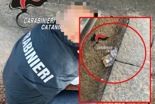 Al centro della citt&agrave; una busta con 21 proiettili