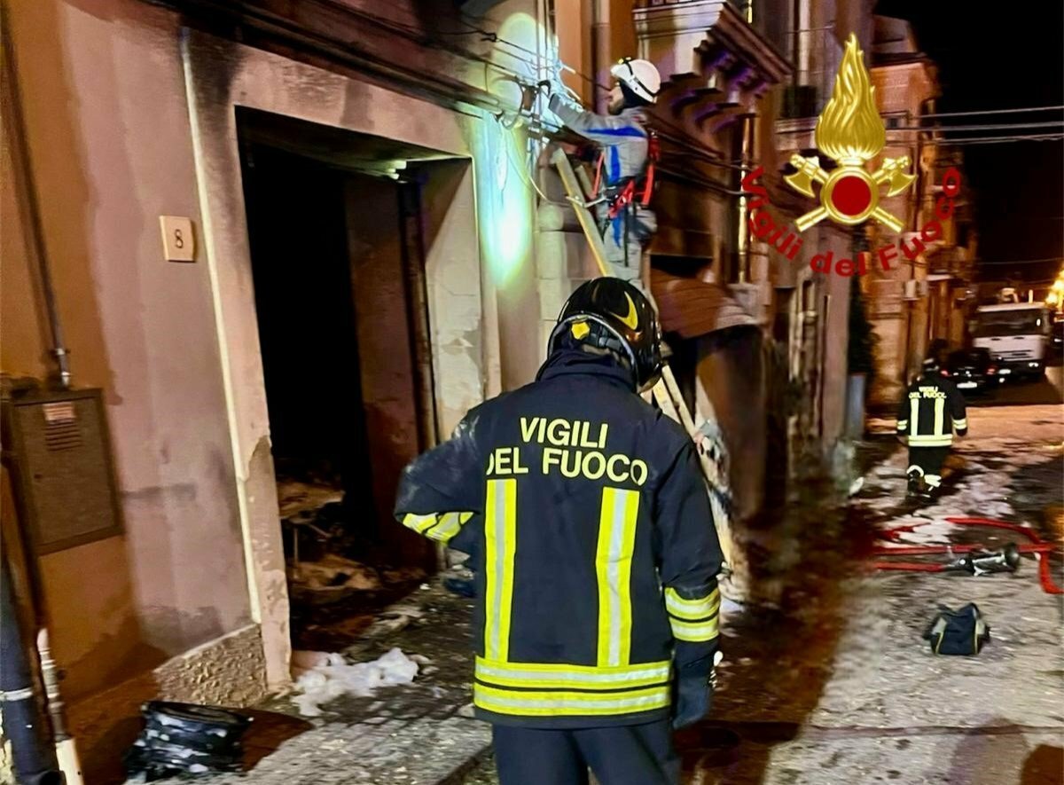 Fiamme in due garage, case evacuate