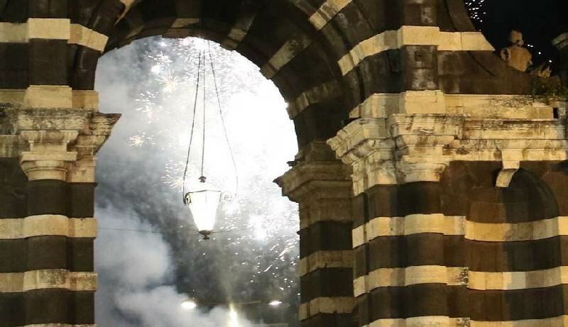 Proposta di matrimonio con fuochi d&rsquo;artificio in strada