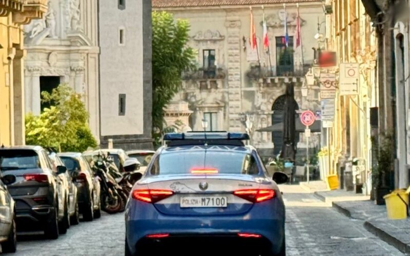 Fuggono all'alt: furgone e scooter erano rubati