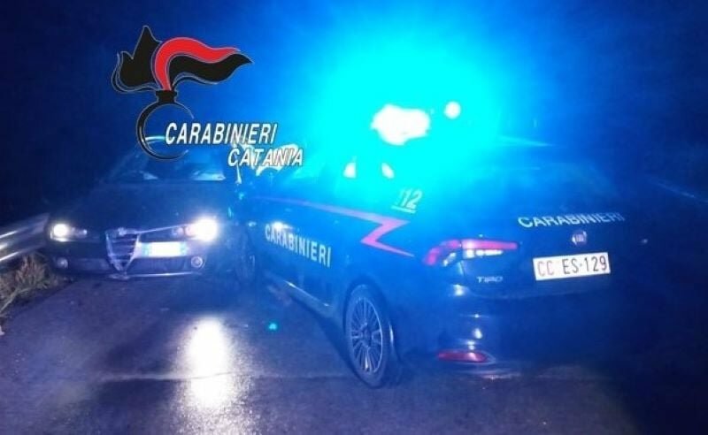 Folle corsa dopo aver rubato l'auto
