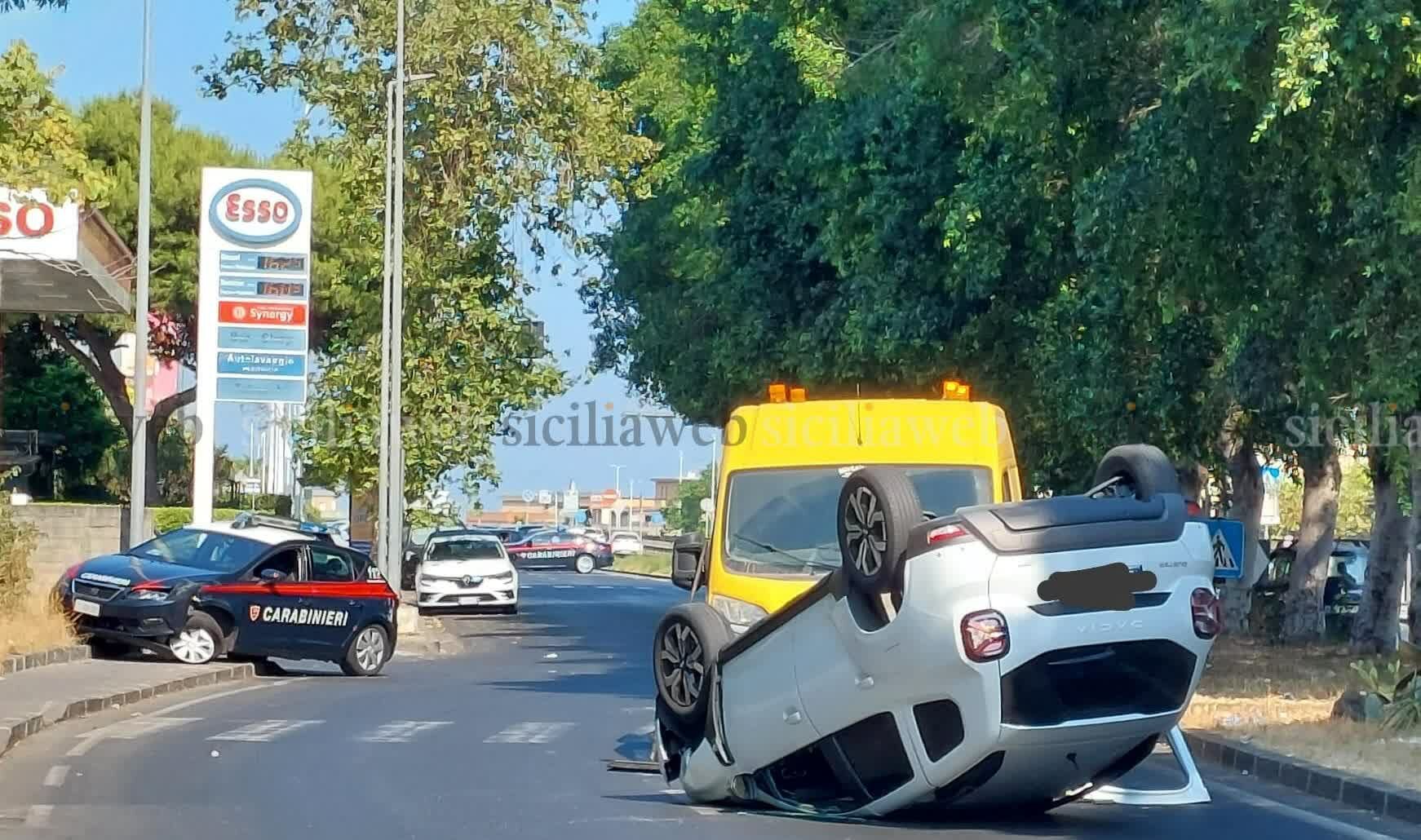 Catania: macchina si scontra con auto dei carabinieri e si ribalta