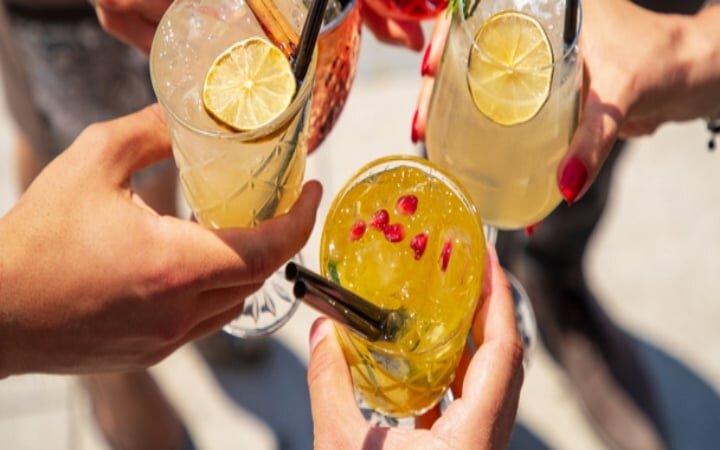 Nella discoteca di Aci Castello lime con fungicida nei cocktail