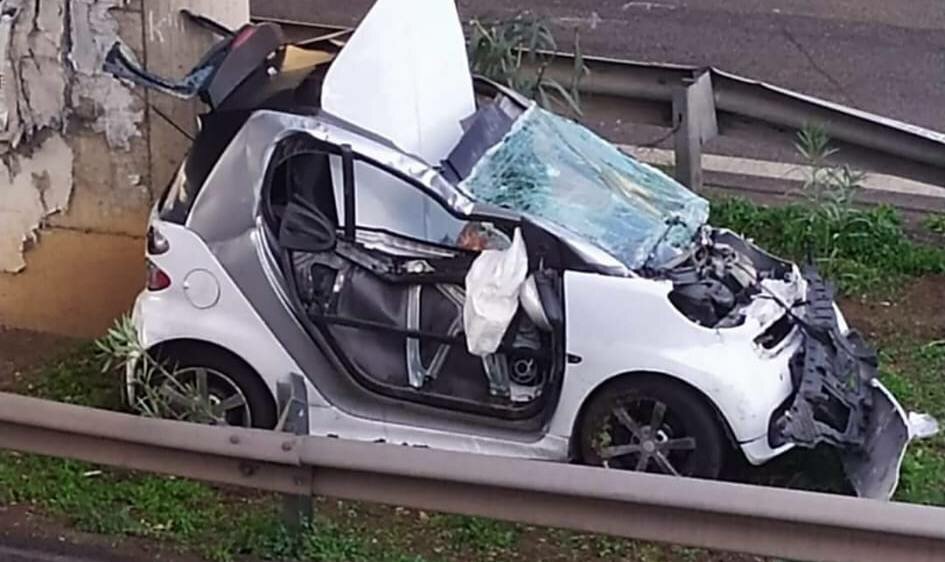 Smart gi&ugrave; dal ponte, muore a 22 anni