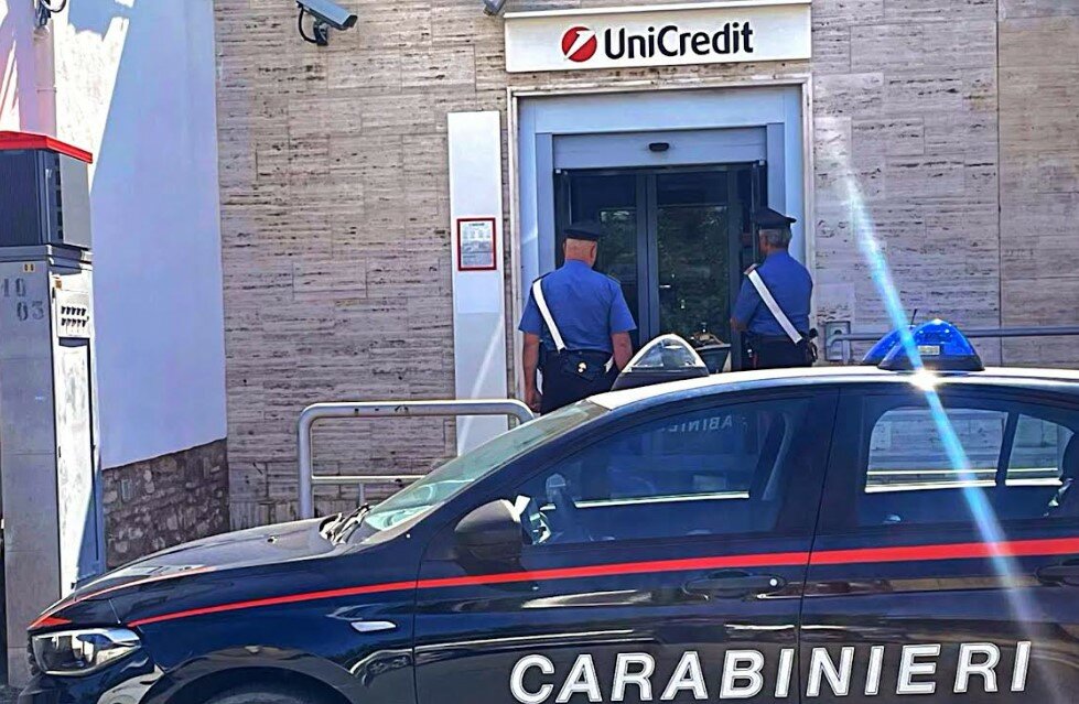 Cliente in ostaggio, ma la rapina in banca fallisce