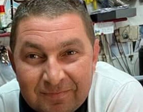 Finisce contro un muro per evitare bimbo: morto 46enne