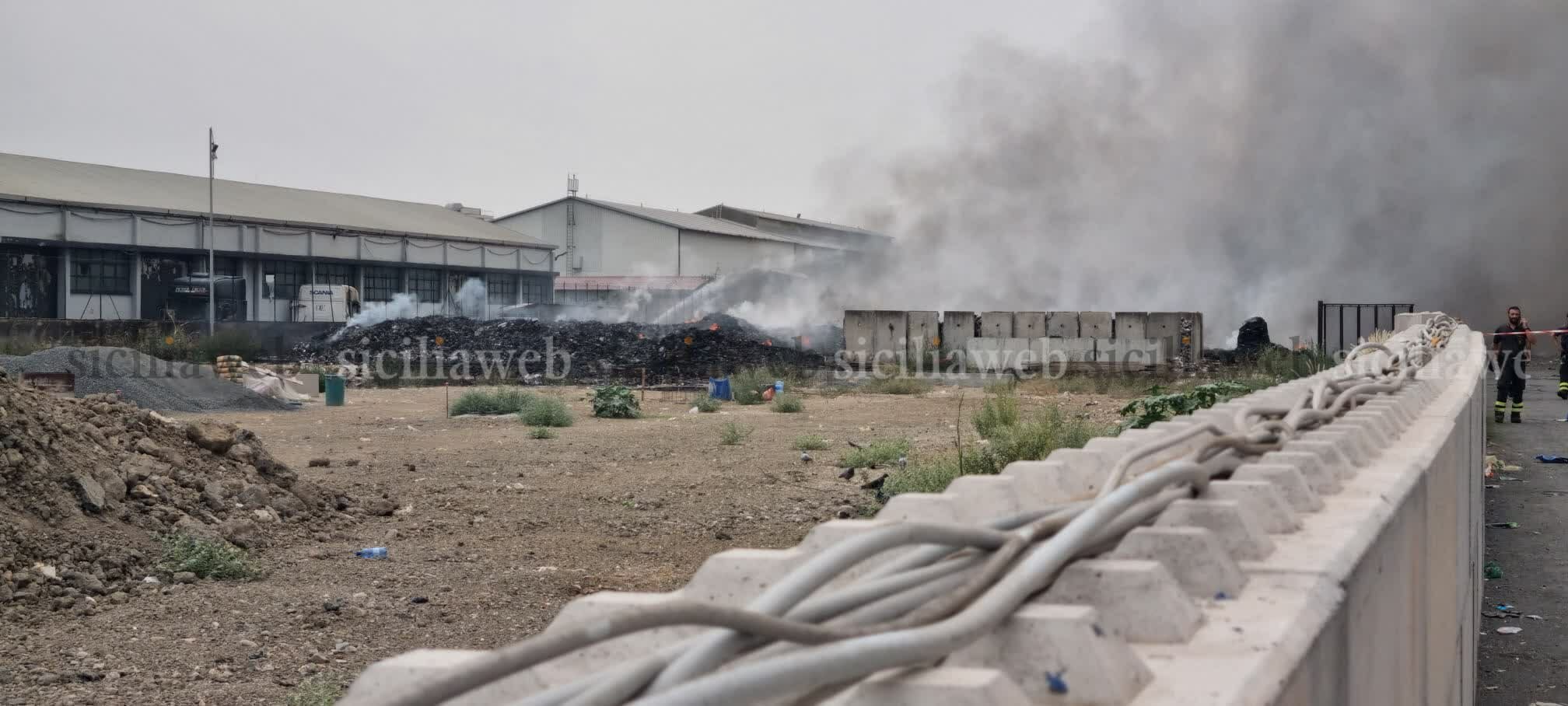 Incendio zona industriale di Catania: ultimi focolai