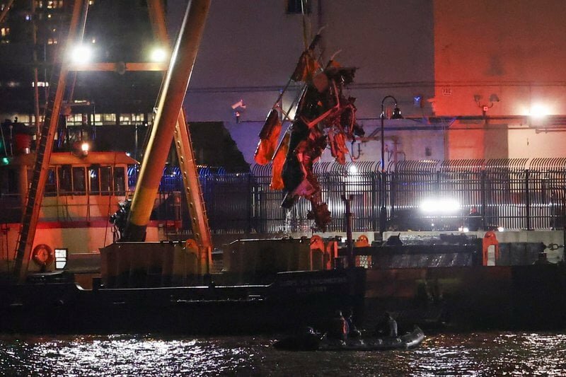 Elicottero cade nell'Hudson a New York: 6 morti Elicottero cade nell'Hudson a New York: 6 morti