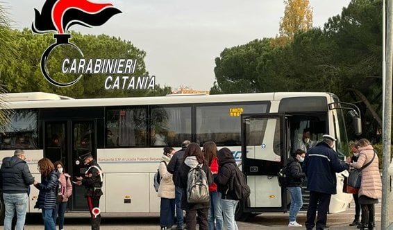 Sul bus senza green pass: multe per tutti