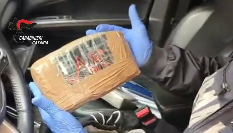 Manovra sospetta fa scattare il controllo: nell'auto 2 chili di cocaina