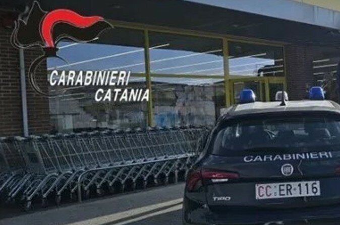 Al supermercato di notte la spesa era gratis