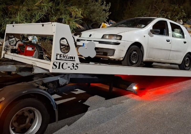 Abbandona rifiuti in strada: sequestrata l'auto