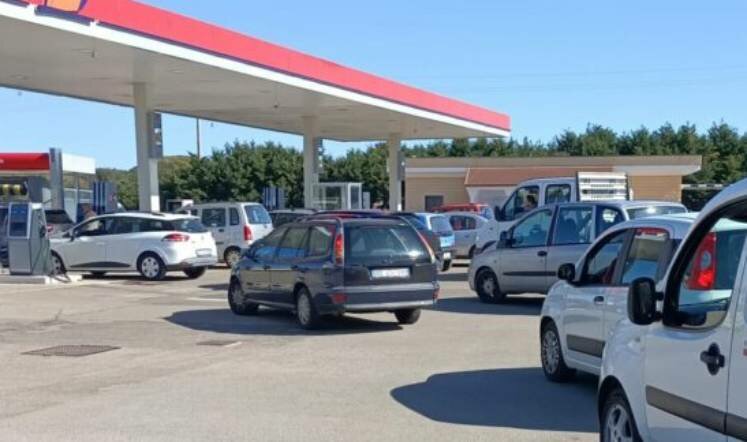 Sciopero dei tir: assalto a benzinai e supermercati