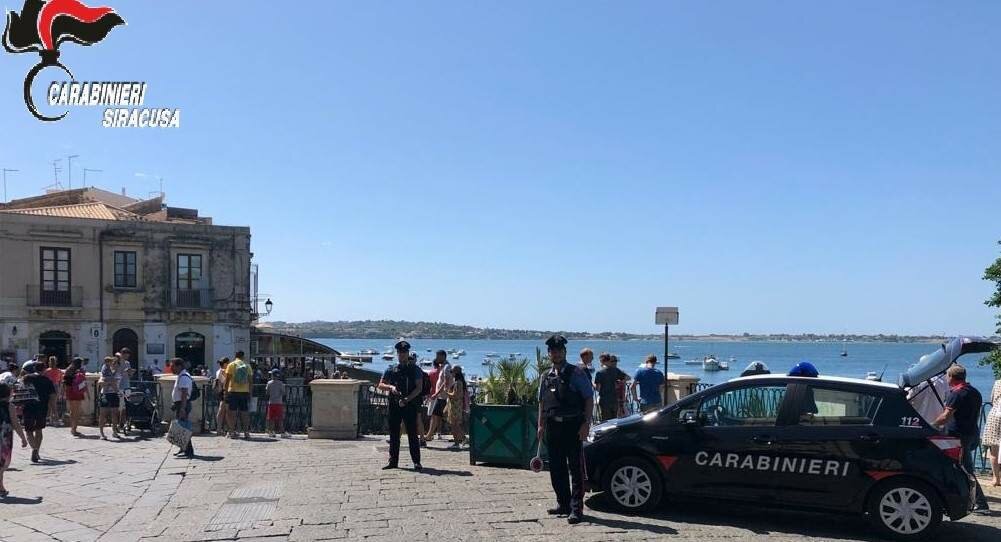 Evade dai domiciliari e ruba su auto: arrestato