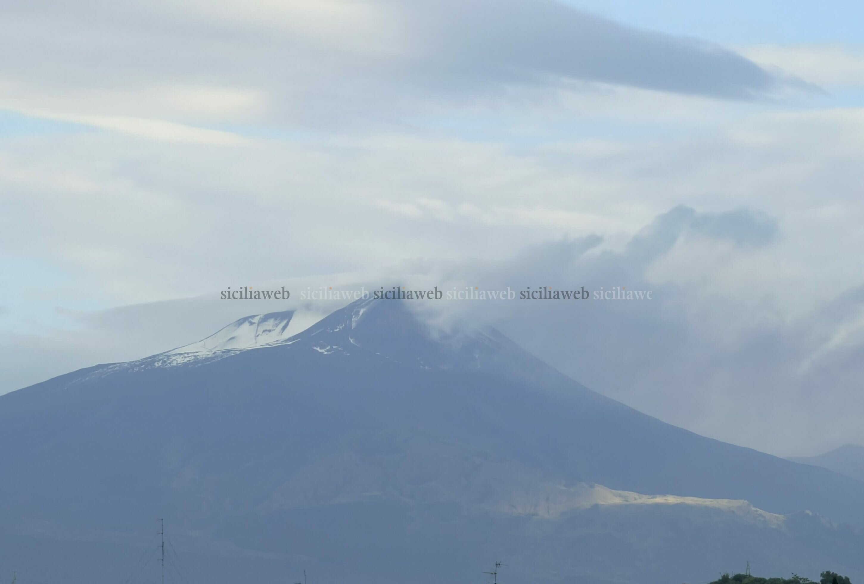 A Catania ancora caldo, ma l'Etna si imbianca A Catania ancora caldo, ma l'Etna si imbianca