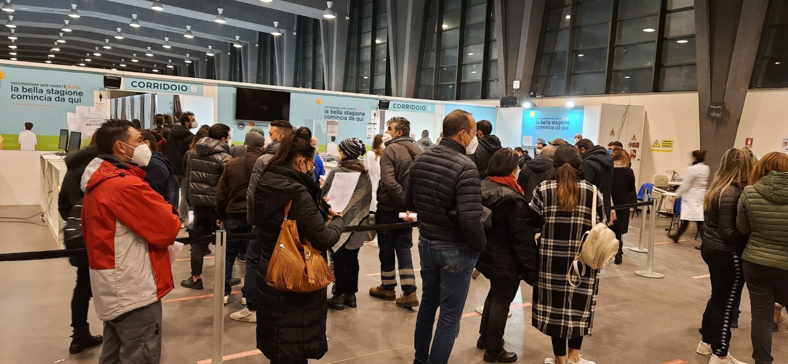 Catania: pochi over 50, hub chiude di sera
