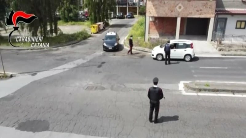 Catania, spacciavano droga dal balcone