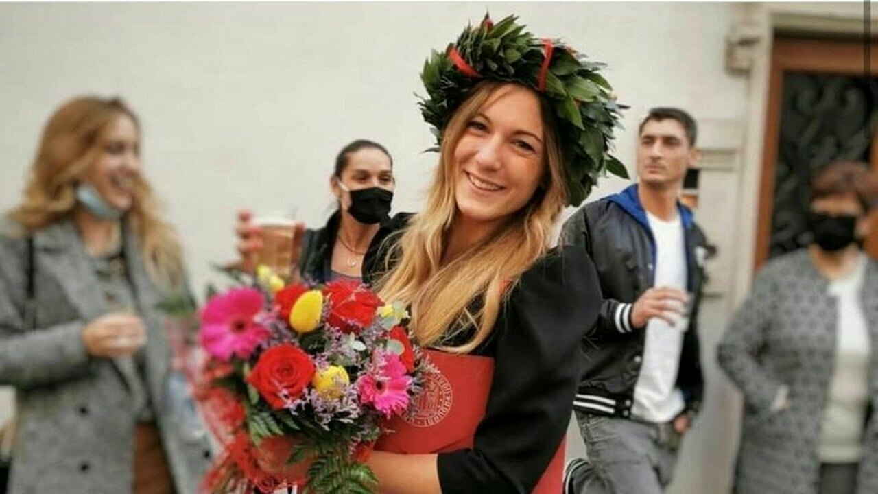 Chiara morta con straccio di candeggina in bocca