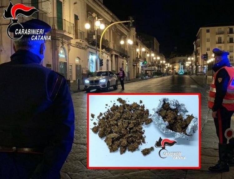 Getta la droga dalle scale mentre salgono i carabinieri