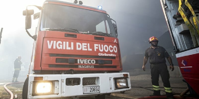 Auto a fuoco, diverse persone intossicate