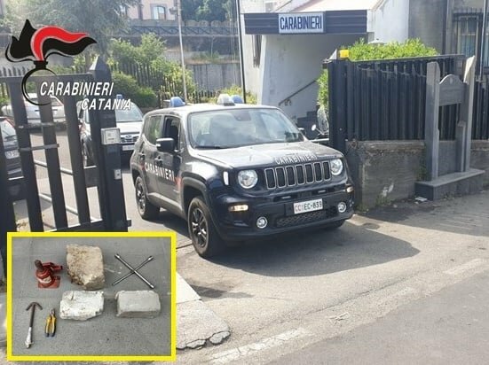 Cerca di rimontare le ruote appena rubate