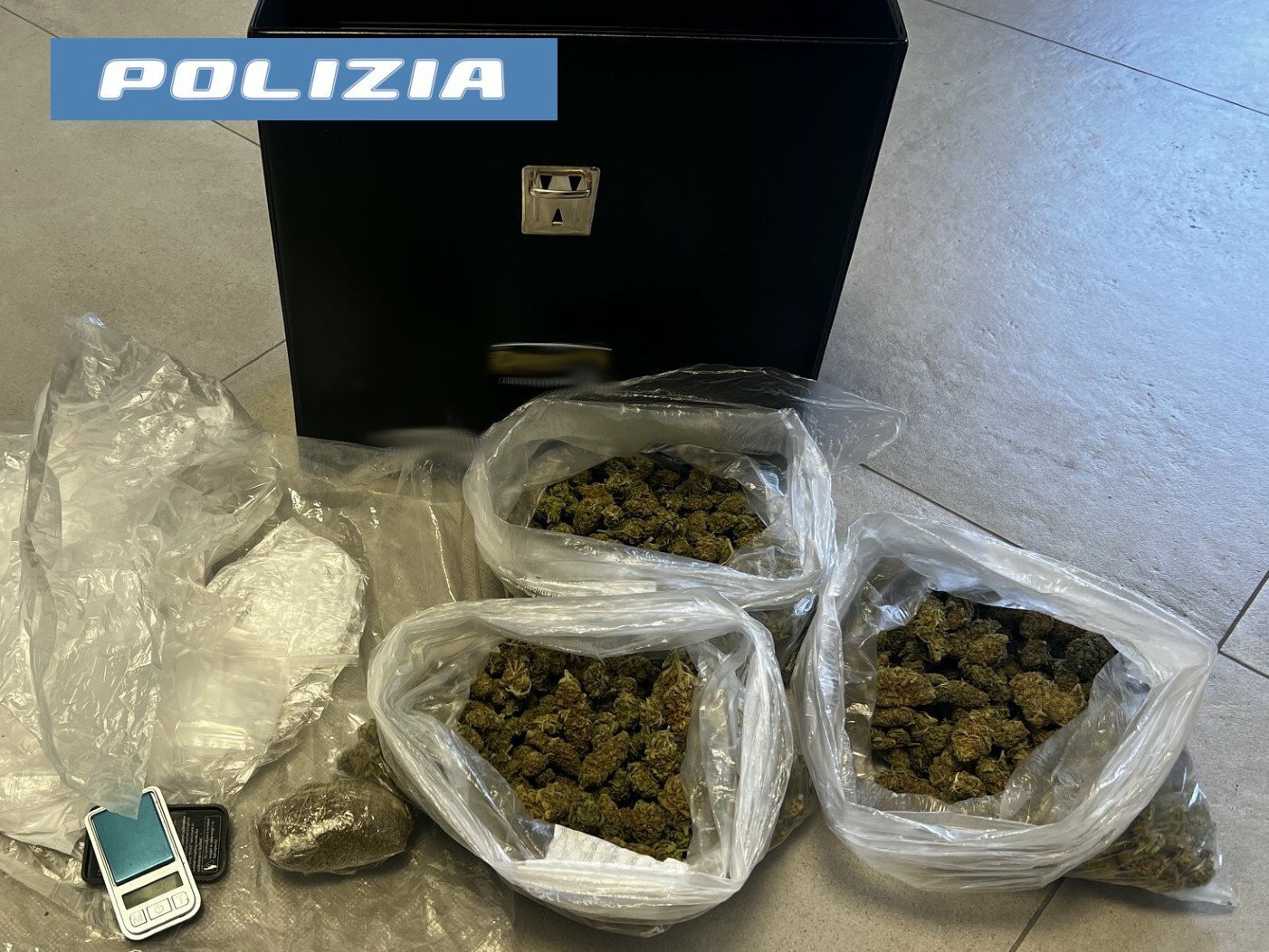 Marijuana e hashish nell'armadio del 15enne catanese