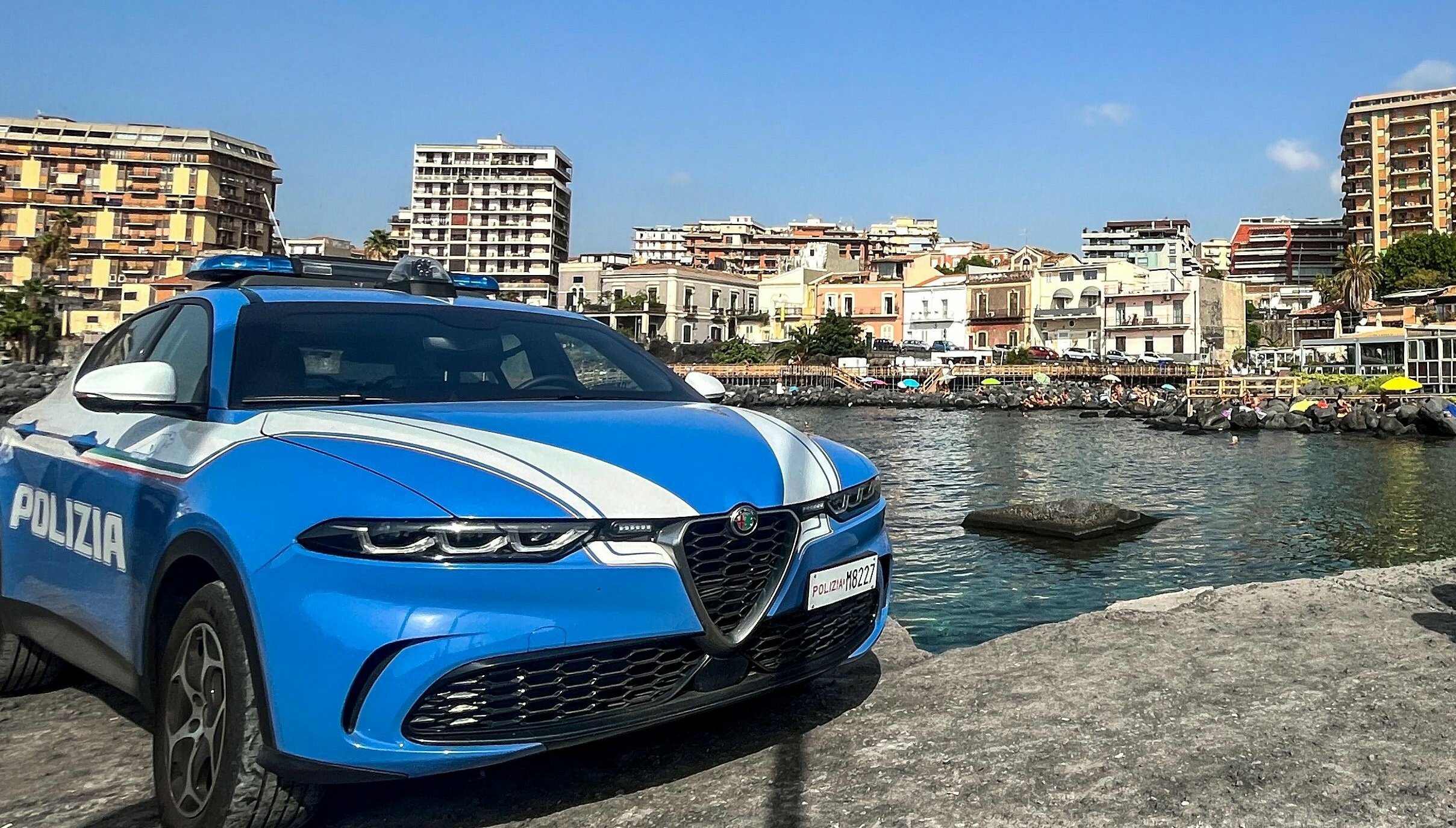 Spingono scooter rubato al lungomare: beccati
