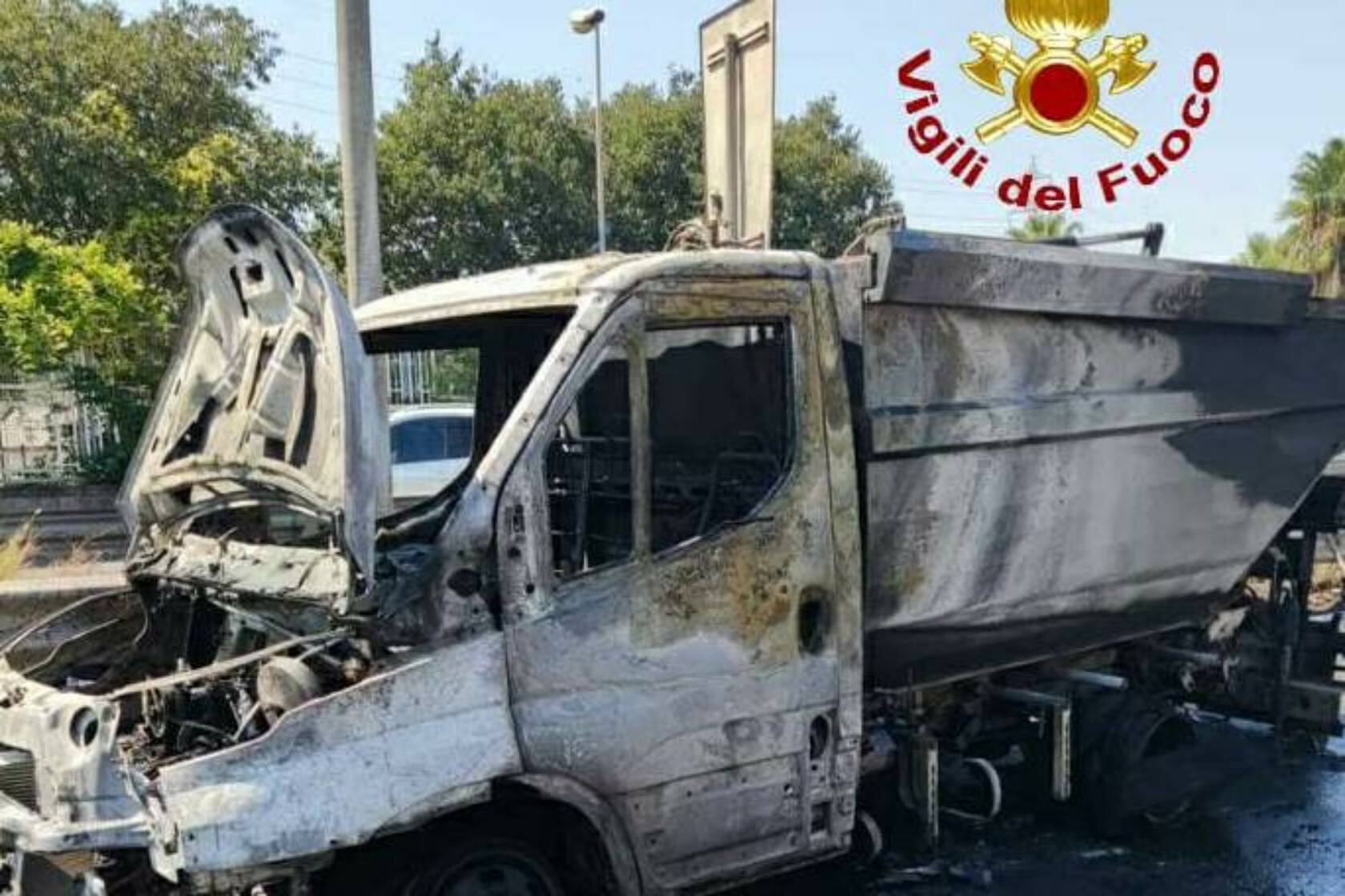 In fiamme un furgone della Dusty