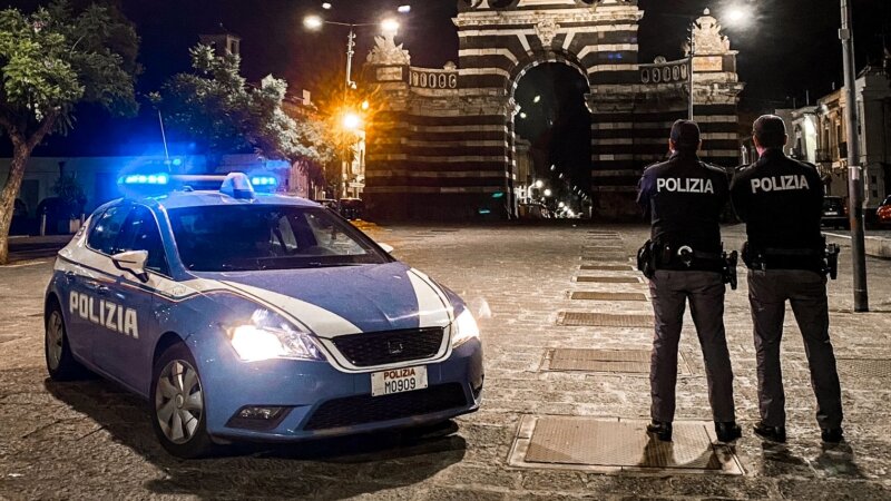 Raffica di proiettili contro la vetrina al Fortino