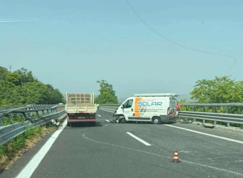 Furgone urta guard rail, traffico in tilt sulla A18