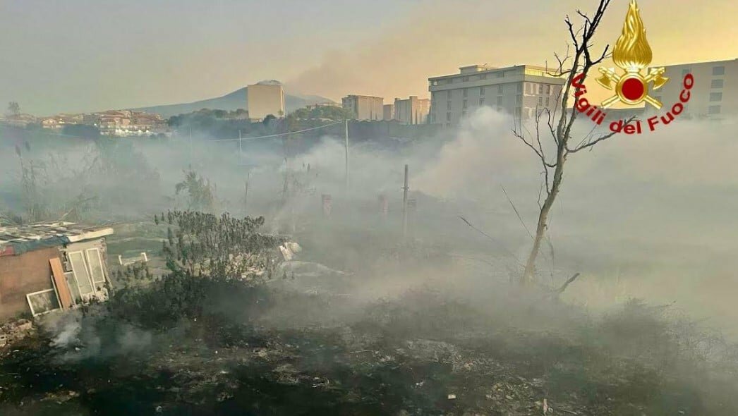 Fuoco minaccia cimitero, pompieri al lavoro di notte