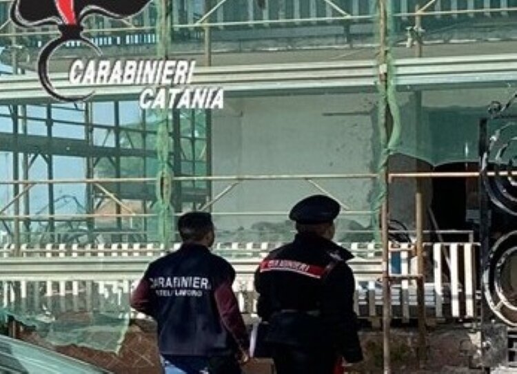 Aci Sant'Antonio: nel cantiere niente in regola