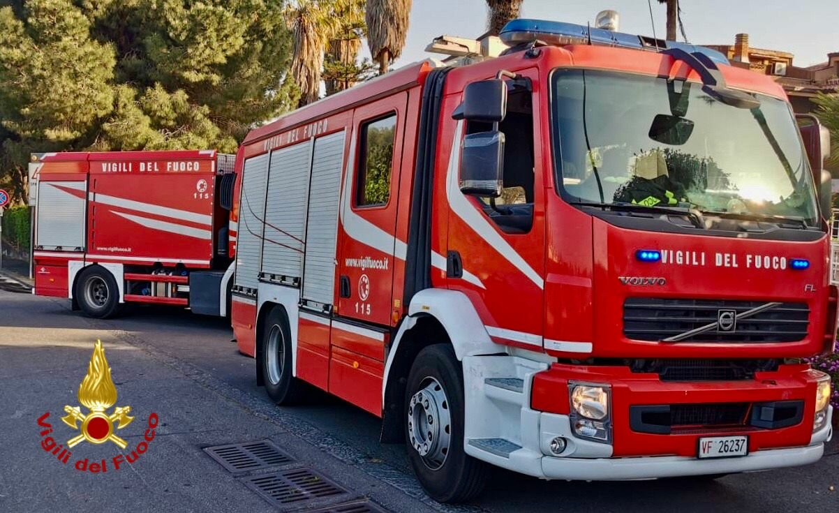 Picanello, paura per una villetta in fiamme