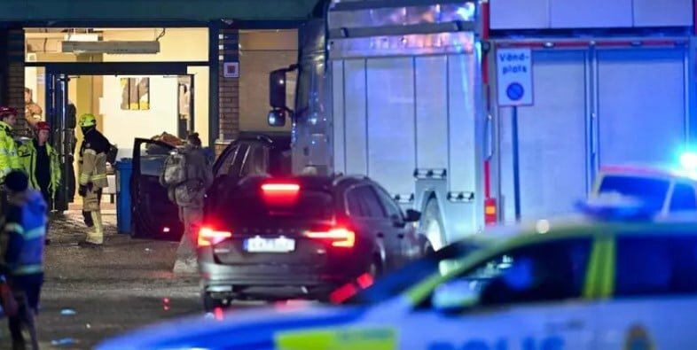 Spara in una scuola per migranti: 10 morti