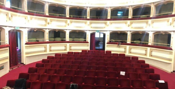 La wedding planner, il tatuatore e il pasticcio del teatro in affitto a Enna