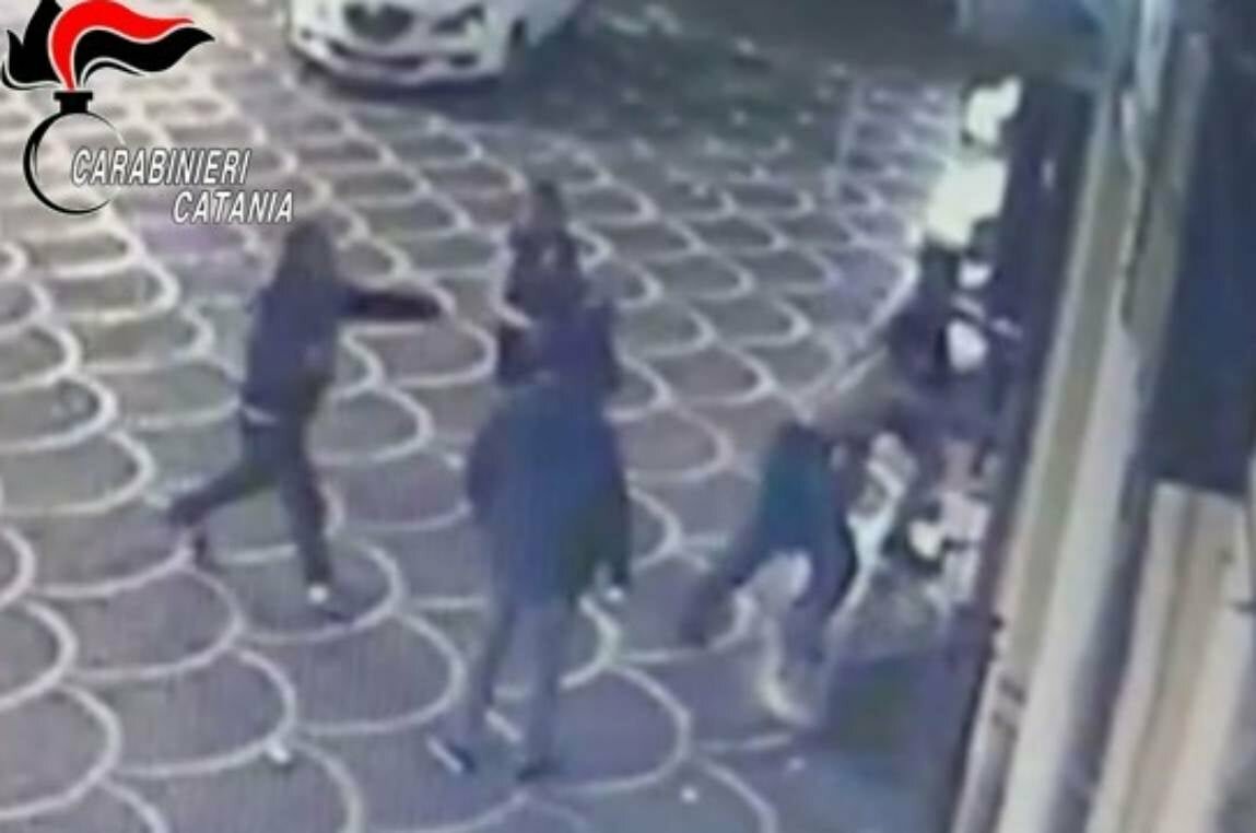 Rissa e feriti davanti a un bar di Patern&ograve;