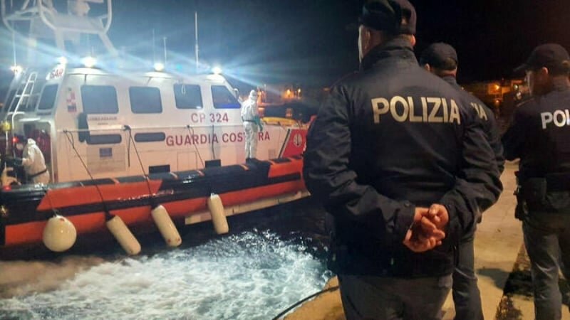 Cade in mare con la bici e muore annegato