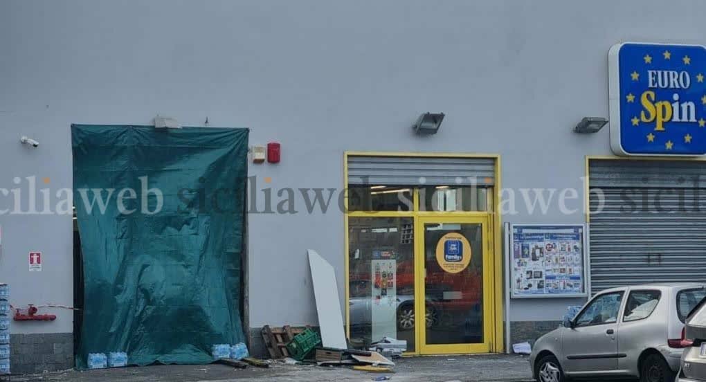 Spaccata con l'escavatore nel supermercato catanese