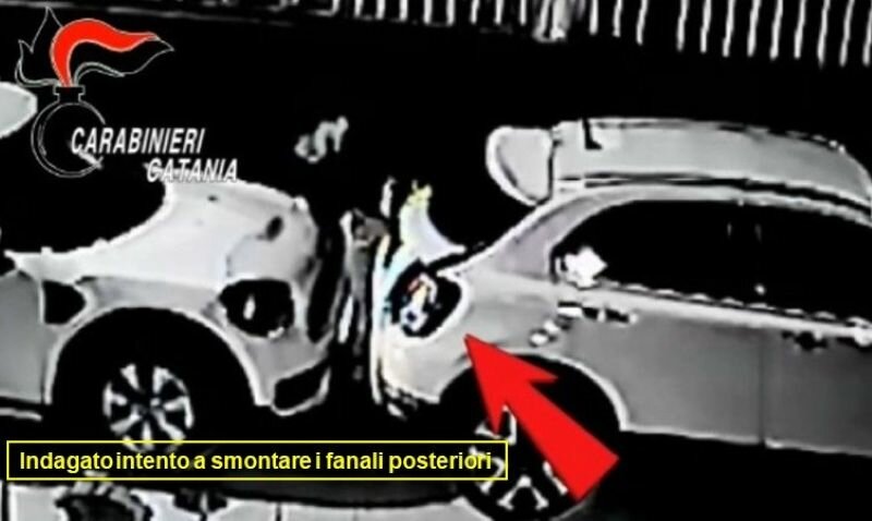 Acireale: preso il ladro dei fari d'auto