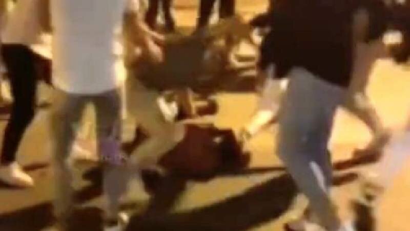Pestato davanti al pub: 16enne grave