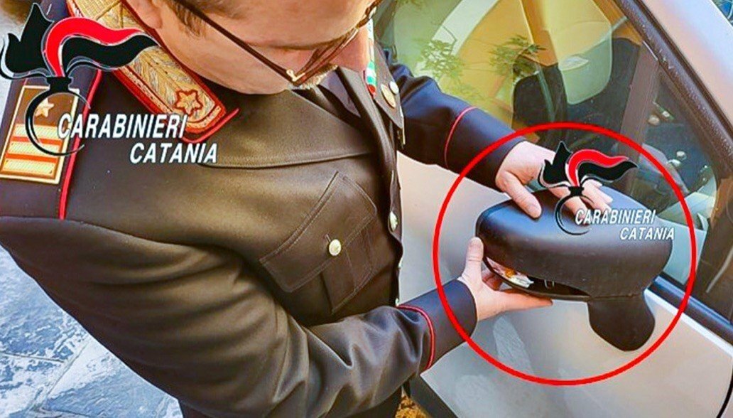 Cede a truffa dello specchietto, poi chiama i carabinieri