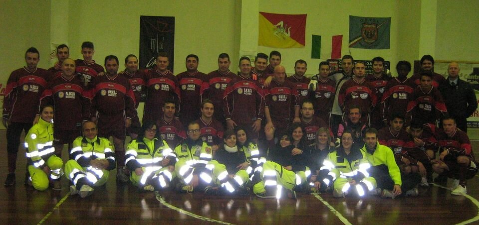 Volontaria colpita in testa da una lastra