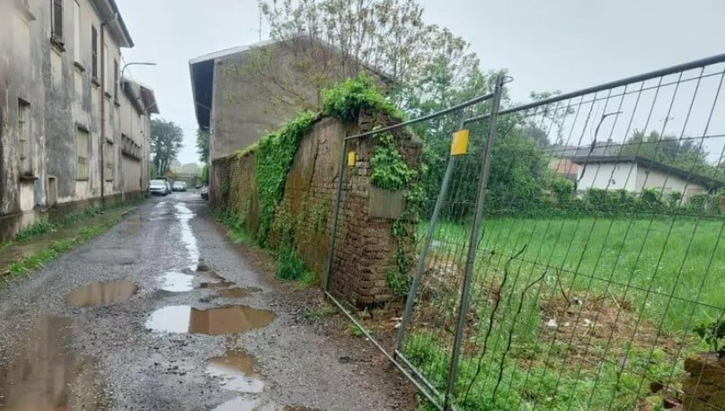 Picchia e violenta 14enne conosciuta sui social