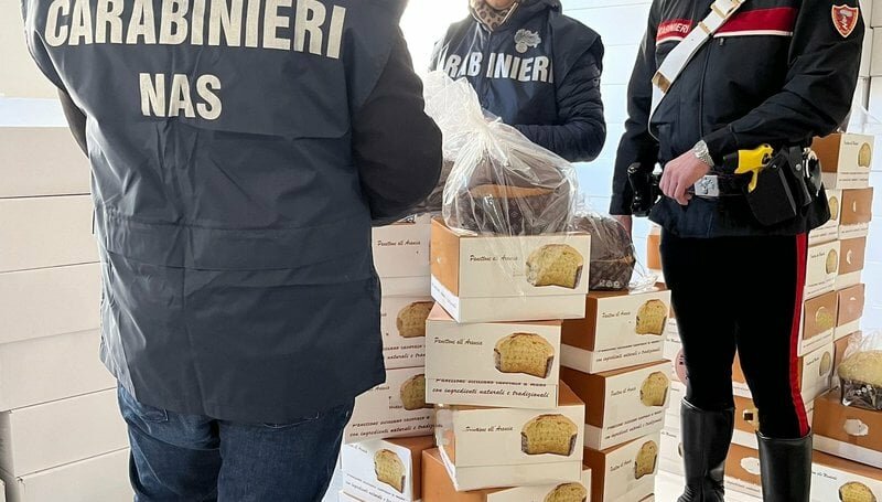 Pi&ugrave; di duemila panettoni scaduti pronti alla vendita