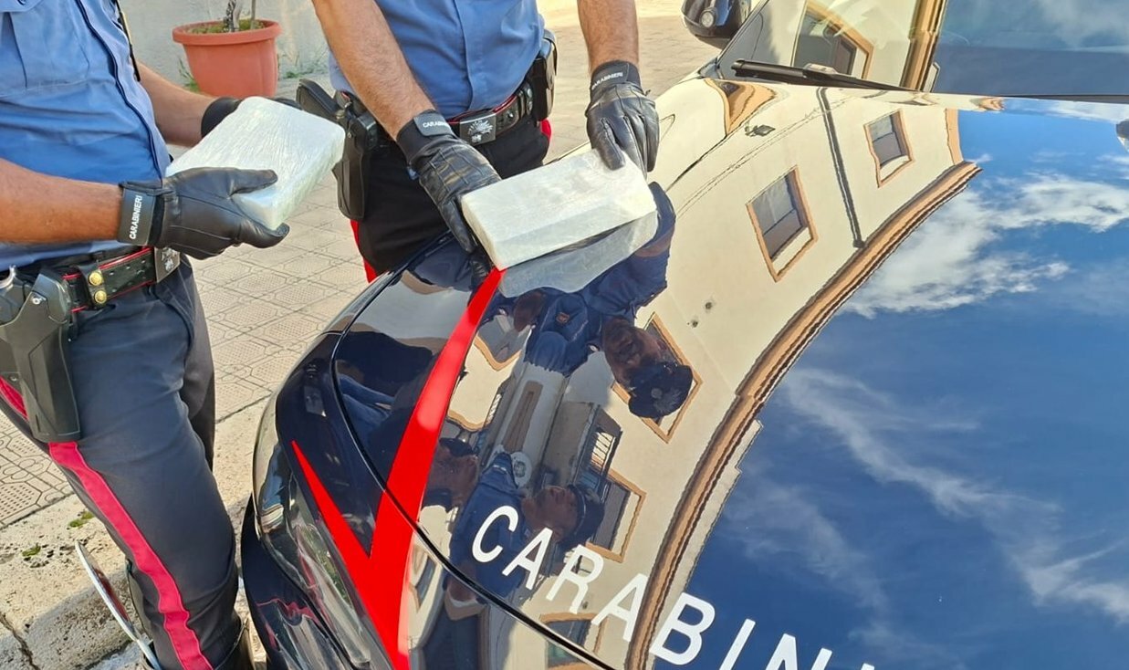 Ignora l'alt e si schianta: trasportava 2 kg di cocaina