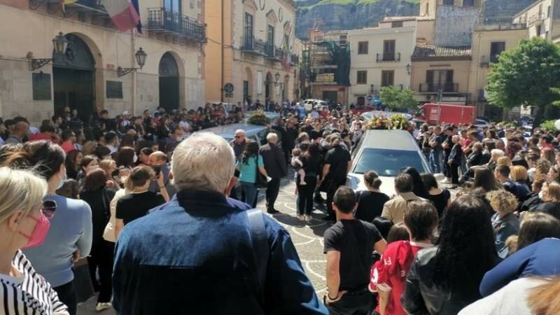 Addio a Rosario e Giulia: "Basta stragi sulle strade"