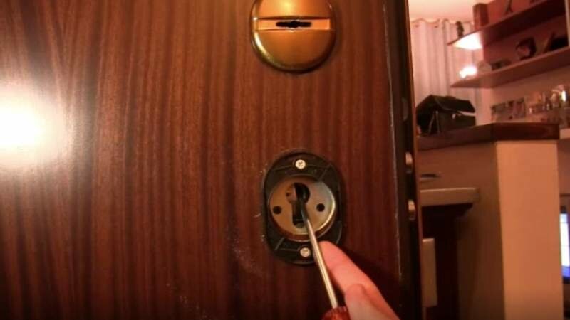 Trova ladri in casa, ha un malore e muore