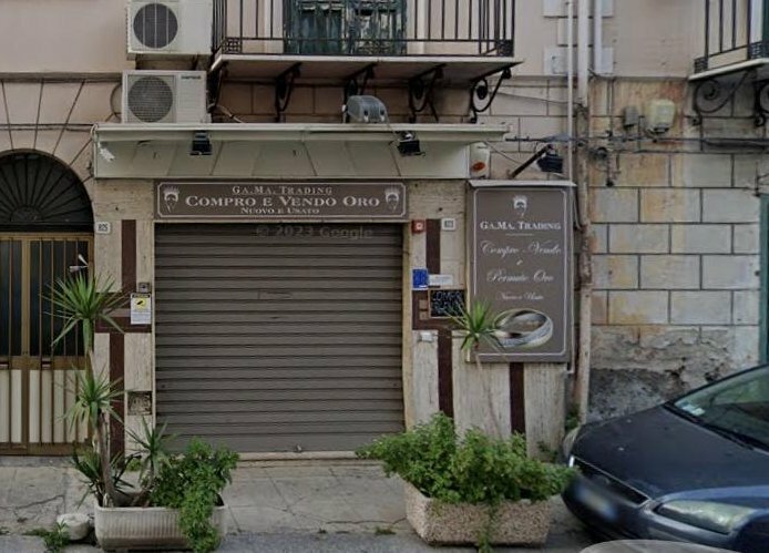 Spinto dentro il negozio, poi le botte e lo sparo