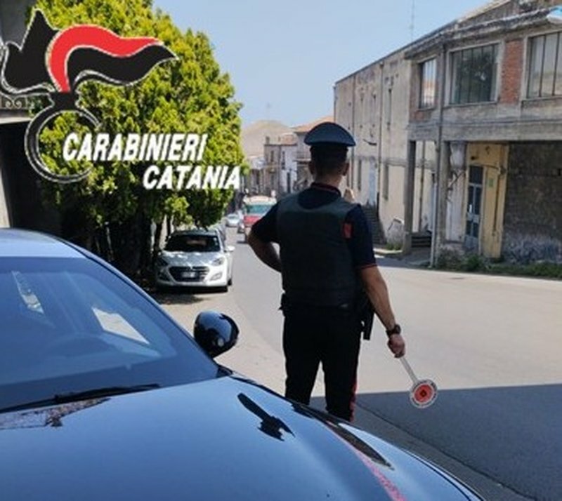 Bronte: catanese fermata su un'auto appena rubata Bronte: catanese fermata su un'auto appena rubata